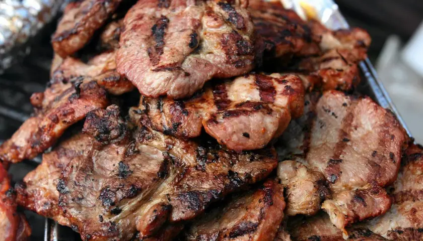 Grillowana karkówka z pięknymi paskami. Jeśli marynata wyszła za słona, dodaj ziemniaki, by jak zneutralizować za słoną marynatę do karkówki przed grillowaniem.