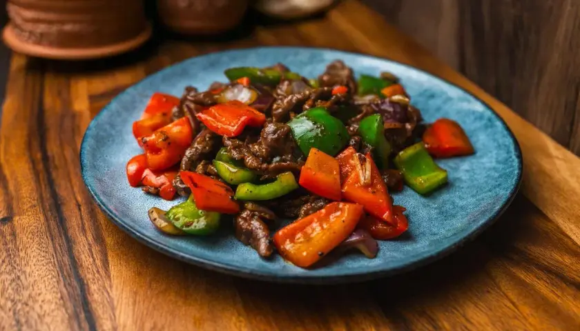 Wołowina stir fry z papryką. Sekret kruchości mięsa w tym daniu? Smażenie w wysokiej temperaturze!