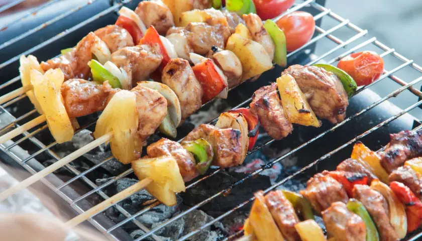 Z czego szaszłyki? Odkryj najlepsze składniki na grillowanie