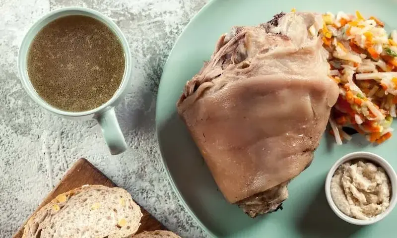 Ile gotować golonkę, aby była idealnie miękka i soczysta?