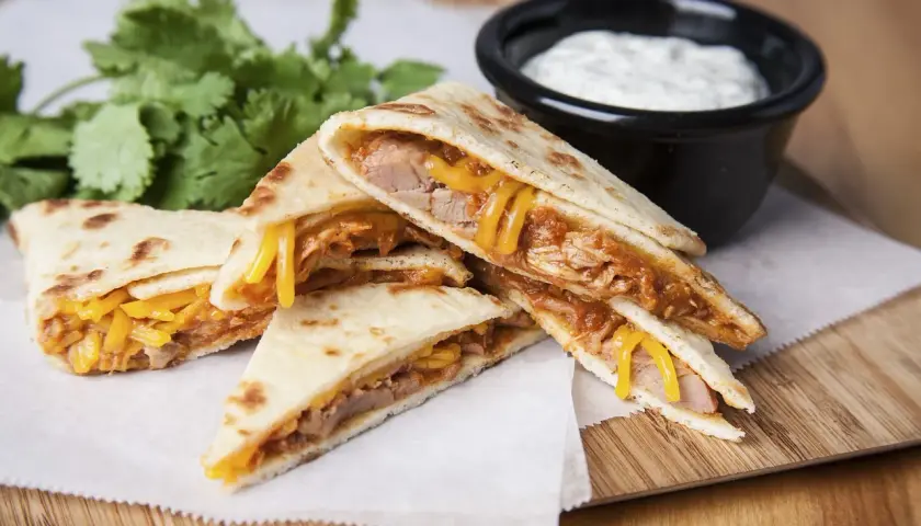 Pyszna quesadilla z szarpaną wieprzowiną - przepis, który zachwyca