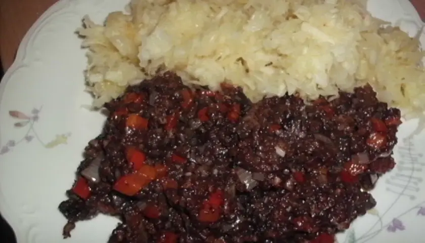 Jaką surówkę do kaszanki wybrać, aby zaskoczyć smakiem?