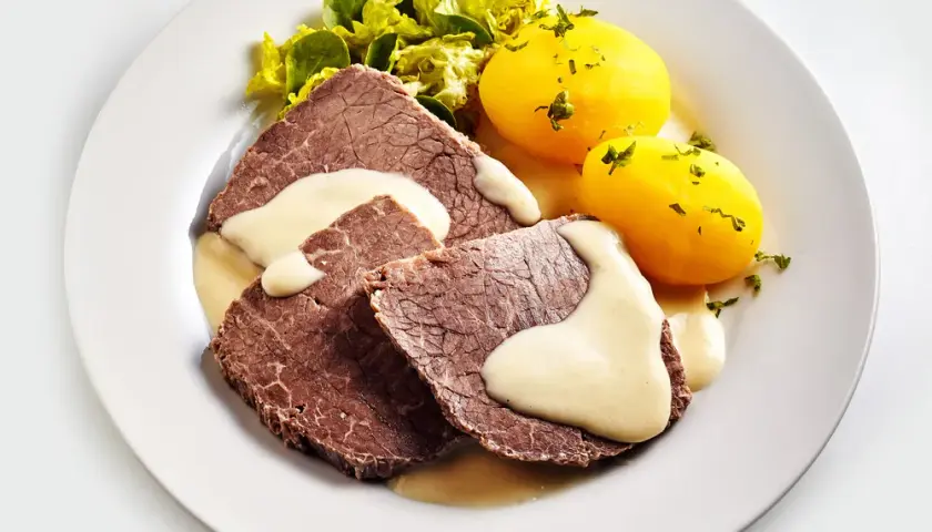 Idealne sosy do cielęciny, które podkreślą jej smak i aromat