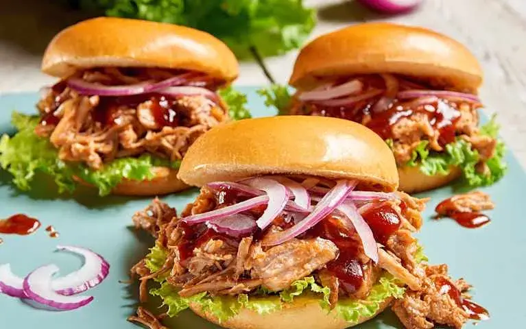 Pyszny burger z szarpaną wołowiną - proste przepisy i porady kulinarne
