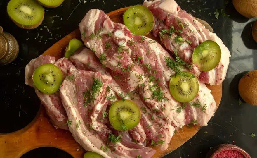 Kruche mięso? Marynowanie kiwi i ananasem - enzymy kruszą białko