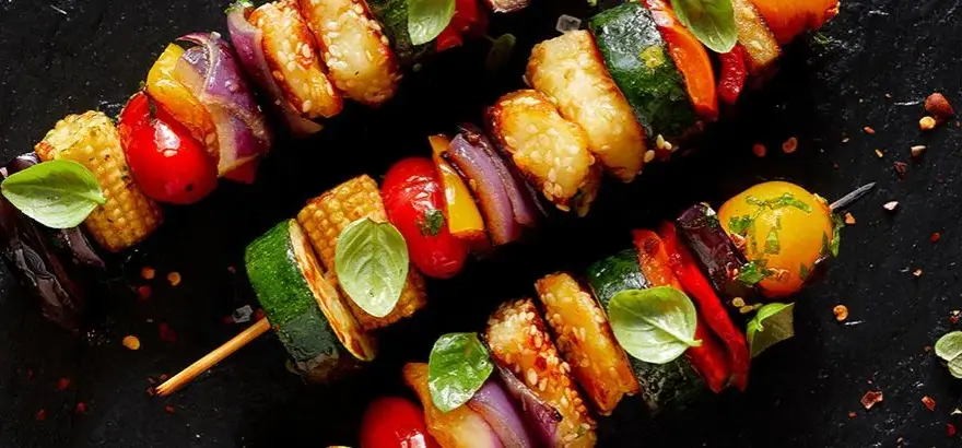 Ile kcal ma szaszłyk z grilla? Sprawdź kalorie i wybierz zdrowo