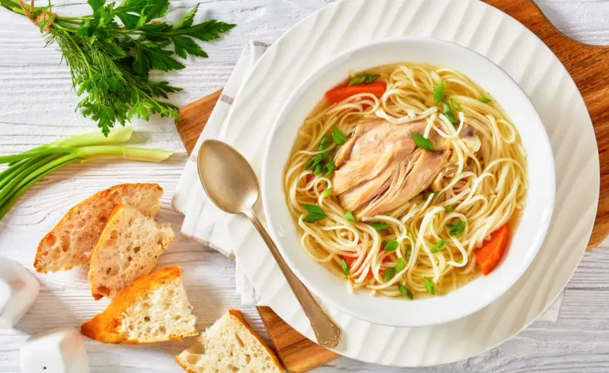Jak zrobić rosół z udka kurczaka, by zachwycić smakiem i aromatem