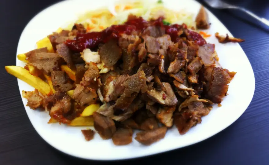 Ile kosztuje kebab z baraniny? Sprawdź ceny w różnych lokalach