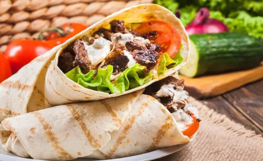 Ile kalorii ma kebab z baraniny? Zaskakujące wartości odżywcze!