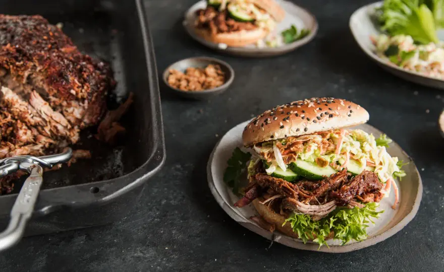 Przepis na mini burgery z szarpaną wieprzowiną, które zachwycą gości