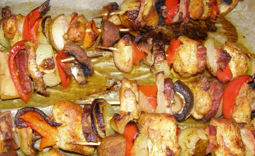 Ile piec szaszłyki drobiowe w piekarniku, aby były soczyste?