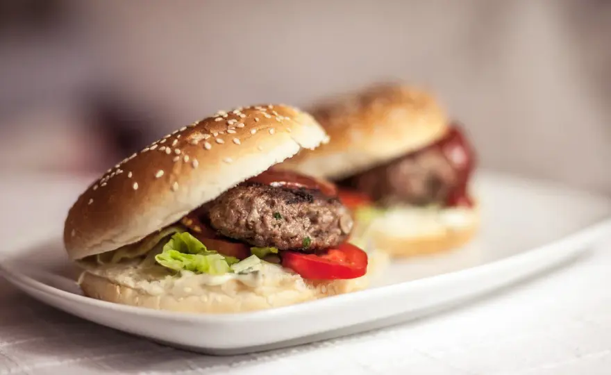 Twój burger się kurczy? Jak smażyć wołowe, by nie kurczyły się na patelni!