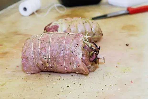 Pyszne roladki ze schabu. Prosty przepis na kruche mięso krok po kroku