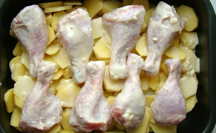 Chrupiące pałeczki z kurczaka w piekarniku. Prosty przepis na złoty, soczysty obiad