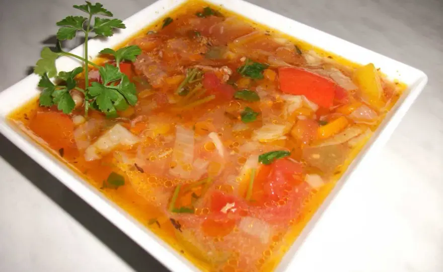 Prosta zupa gulaszowa z wieprzowiny, którą zrobisz w 30 minut