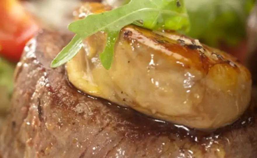 Polędwica wołowa z zielonym pieprzem - Klasyczny przepis restauracyjny