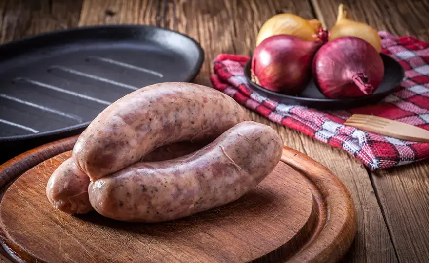 Czym się różni biała kiełbasa od zwykłej? Odkryj kluczowe różnice