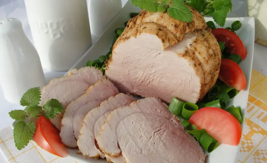 Domowa szynka ze schabu krok po kroku. Prosty przepis, który zachwyci każdego
