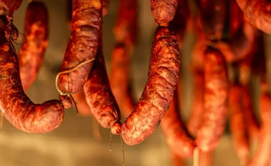 Jak długo wędzić kiełbasę, aby uzyskać idealny smak i aromat?