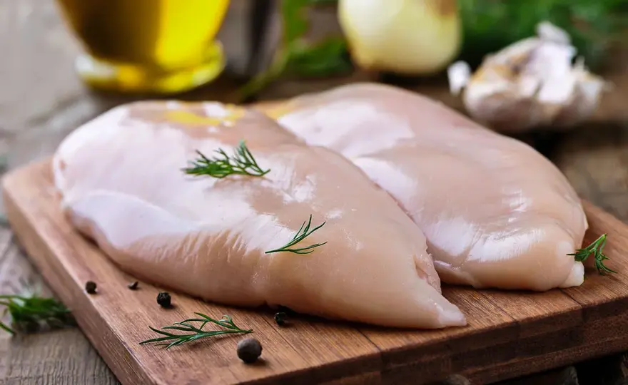 Ile piec piersi kurczaka w piekarniku, aby były soczyste i smaczne?