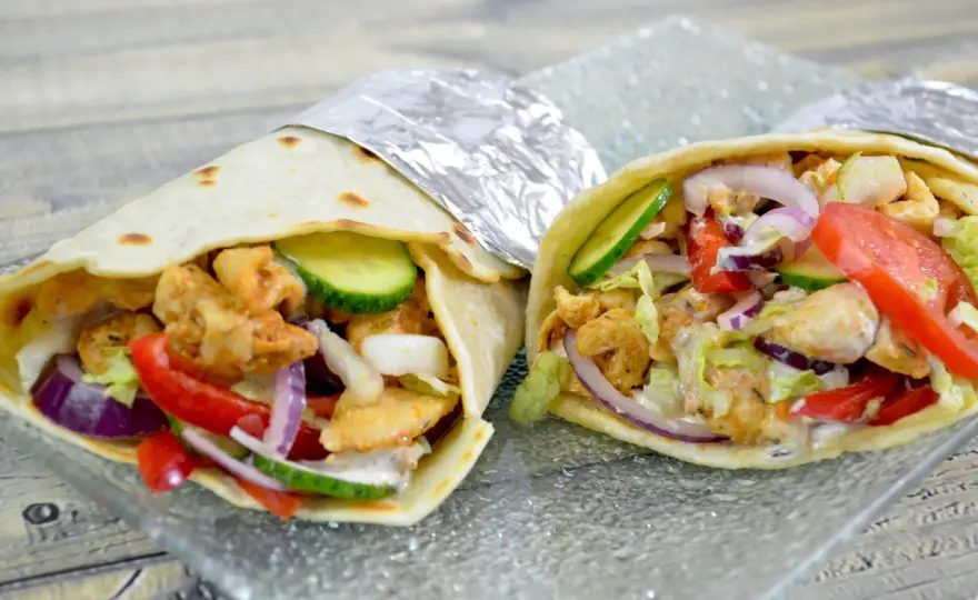 Ile kcal ma tortilla z kurczakiem i warzywami? Poznaj fakty!