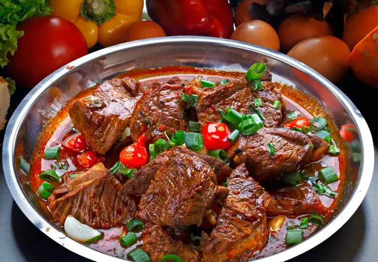 Z czym podać gulasz wieprzowy? Odkryj najlepsze dodatki do dania
