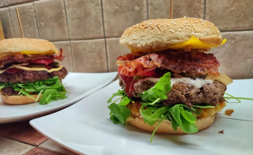 Jaka wołowina na burgery? Odkryj najlepsze kawałki dla smaku
