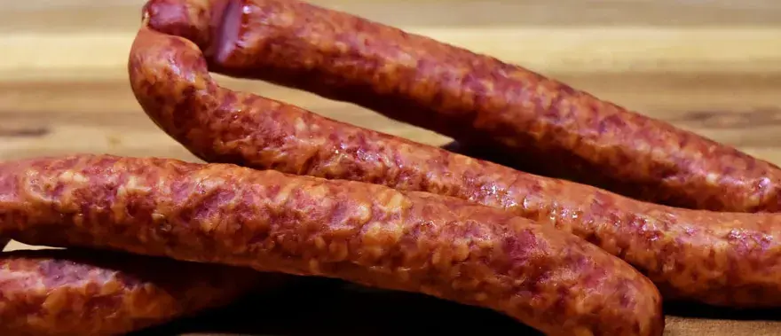 Kiełbasa zwyczajna kcal – ile kalorii ma popularna kiełbasa?