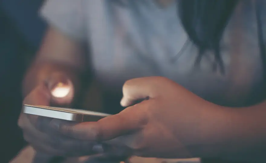 Kredyty a rozgrywki: różnica między Free Play a darmowymi rundami