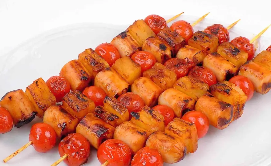 Szaszłyki z kurczaka i ananasa - sekret trwałego ananasa na grillu