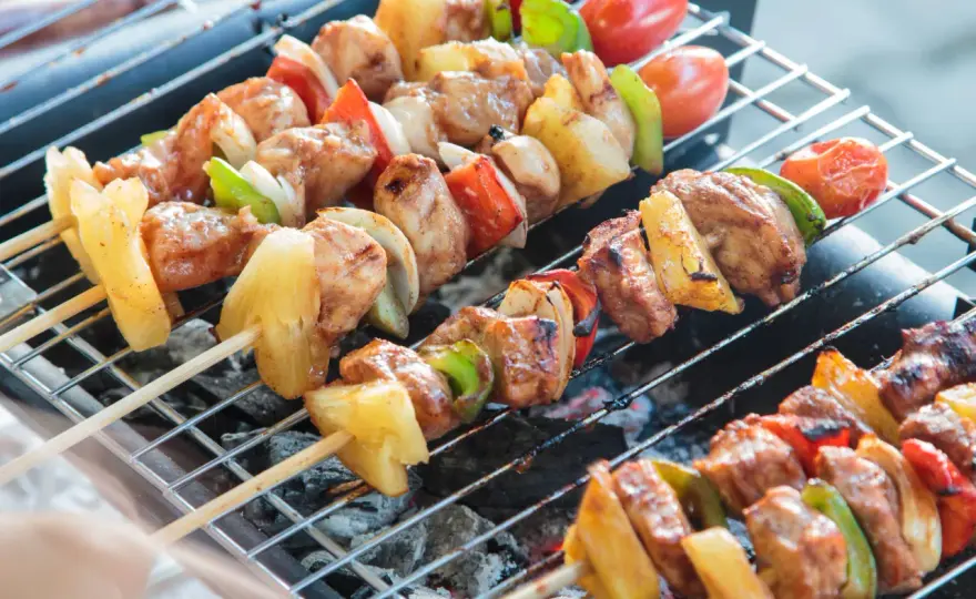 Z czego szaszłyki? Odkryj najlepsze składniki na grillowanie