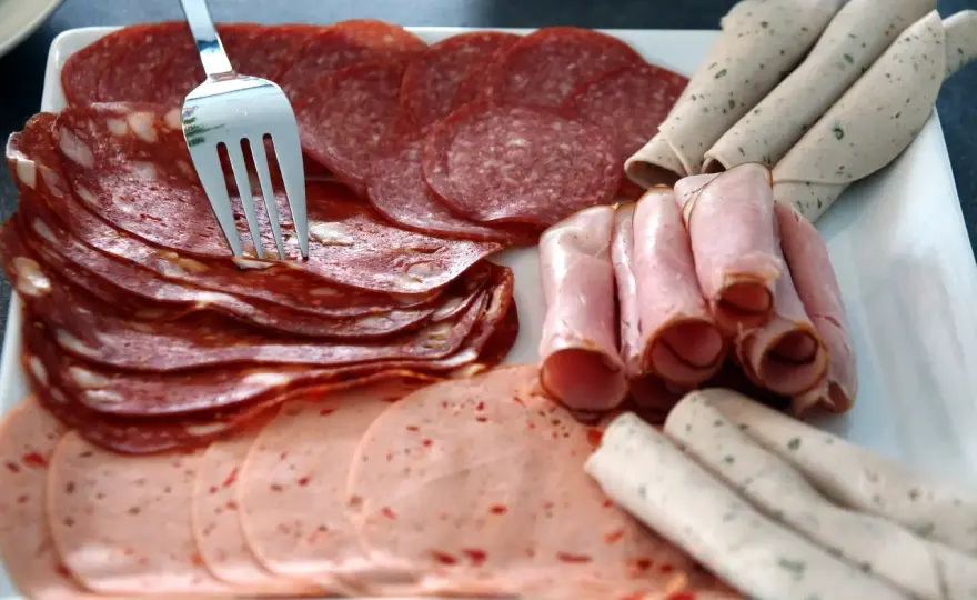 Ile kiełbasa może leżeć w lodówce? Sprawdź, zanim będzie zepsuta