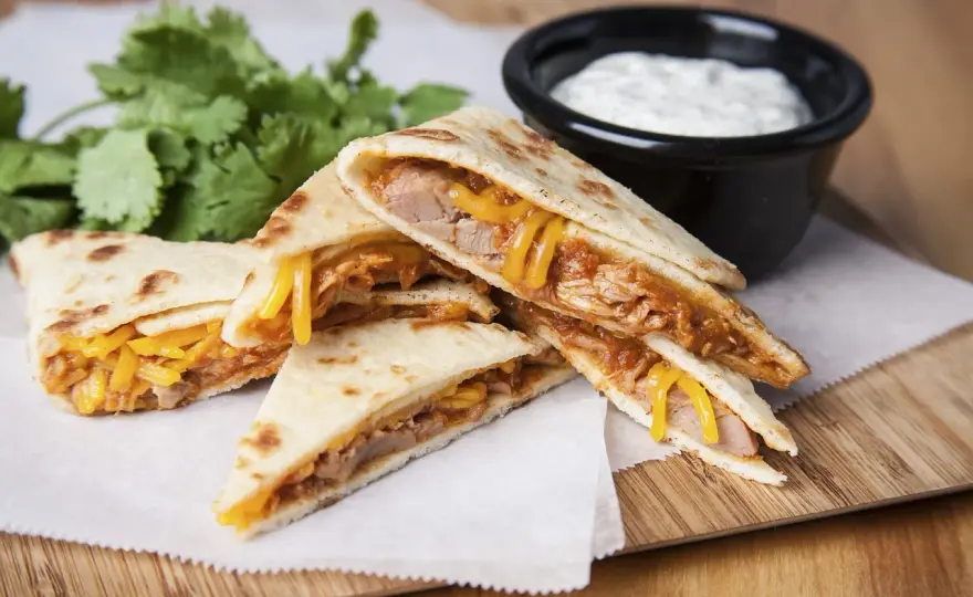 Pyszna quesadilla z szarpaną wieprzowiną - przepis, który zachwyca