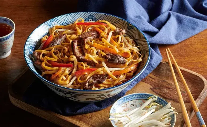 Pyszny przepis na chow mein z wołowiną, który pokochasz od pierwszego kęsa