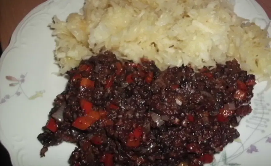 Jaką surówkę do kaszanki wybrać, aby zaskoczyć smakiem?
