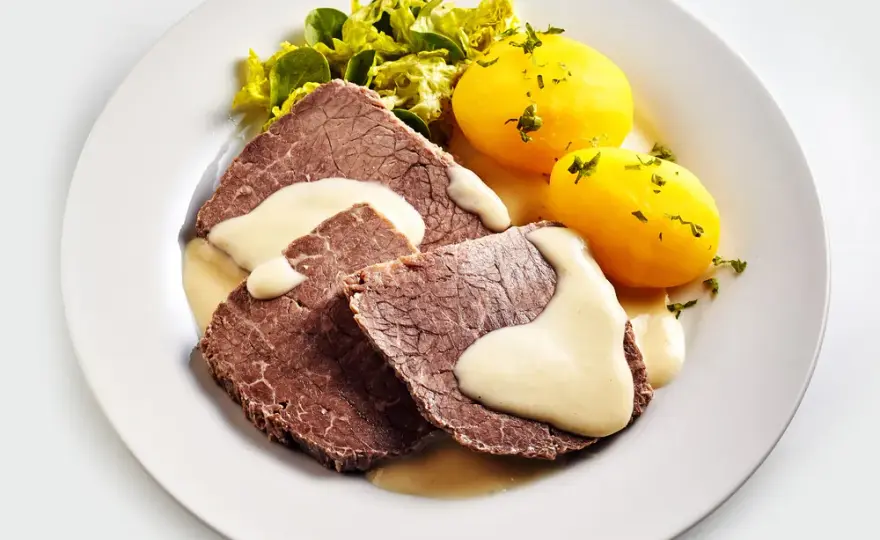 Idealne sosy do cielęciny, które podkreślą jej smak i aromat