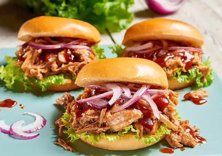 Pyszny burger z szarpaną wołowiną - proste przepisy i porady kulinarne