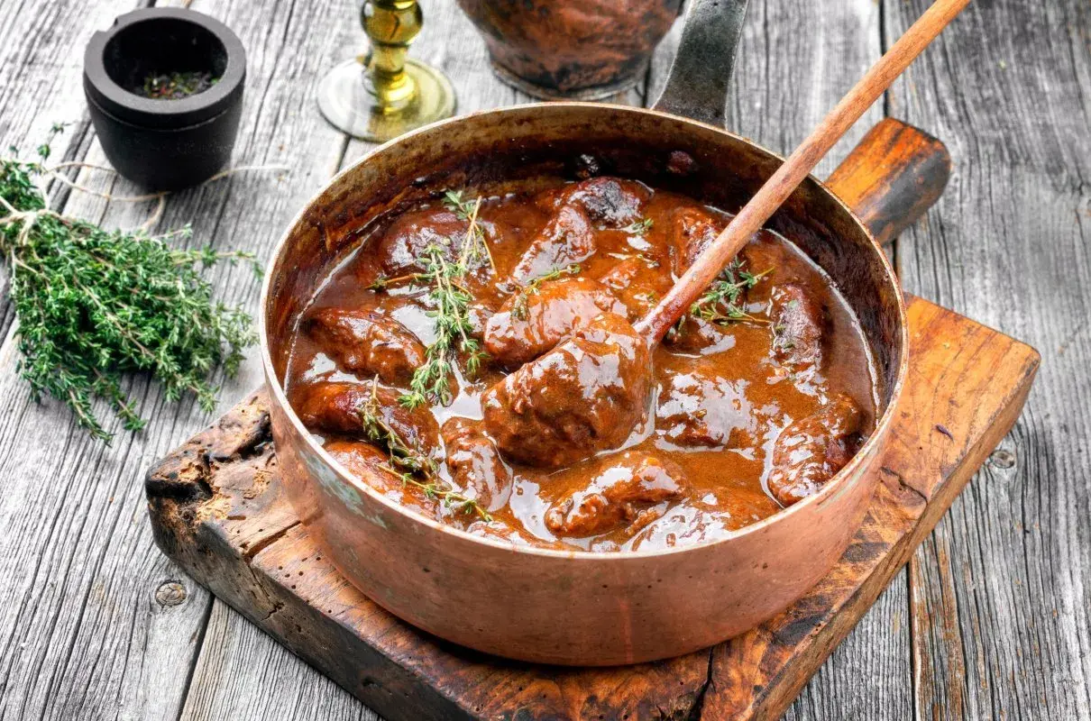 Gulasz w miedzianym rondlu. Dowiedz się, dlaczego mięso podczas duszenia staje się gumowate i jak uratować potrawę.