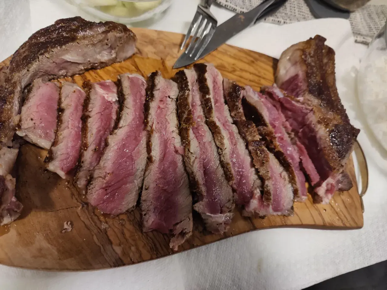 Idealna temperatura wewnętrzna steka wołowego medium rare. Soczyste, różowe wnętrze i chrupiąca skórka.