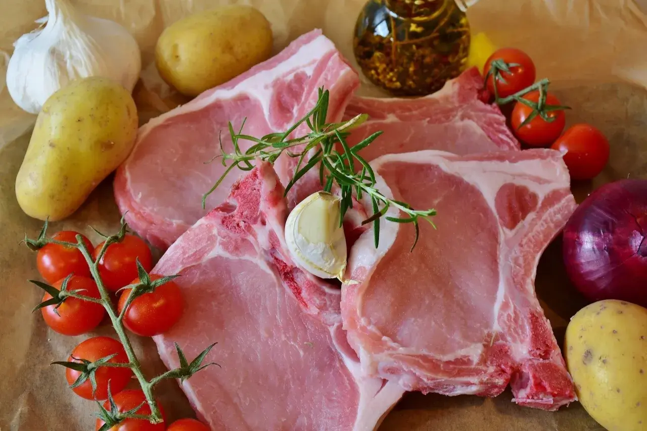Jak rozpoznać naszprycowane wodą mięso w sklepie? Spójrz na te soczyste kotlety, ziemniaki, pomidorki, czosnek i cebulę.