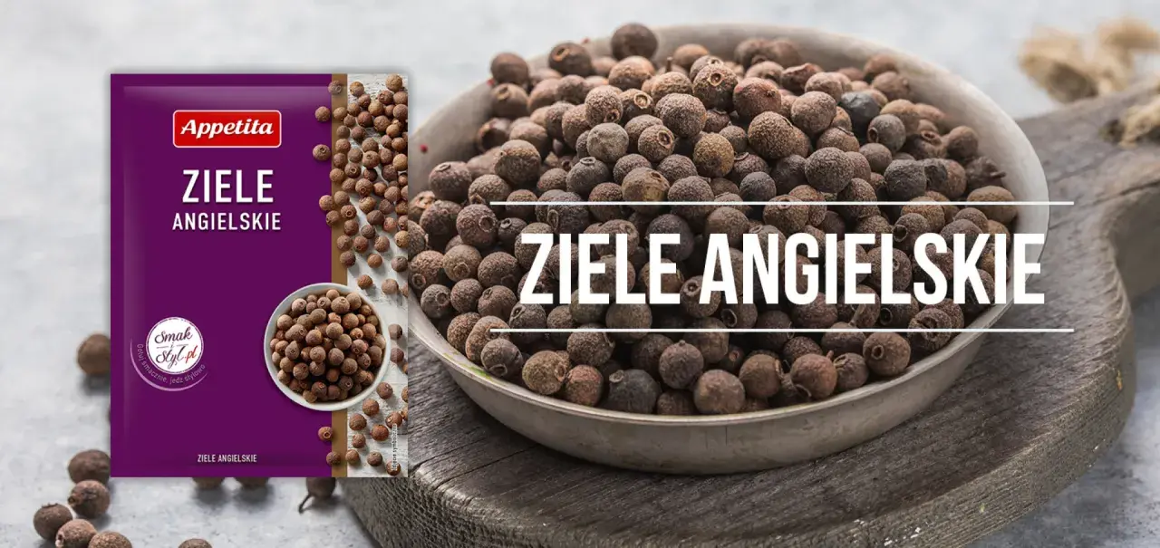 Ziele angielskie dodawane do ciemnego mięsa wydobywa jego głęboki aromat. Opakowanie przyprawy i miska pełna ziaren.
