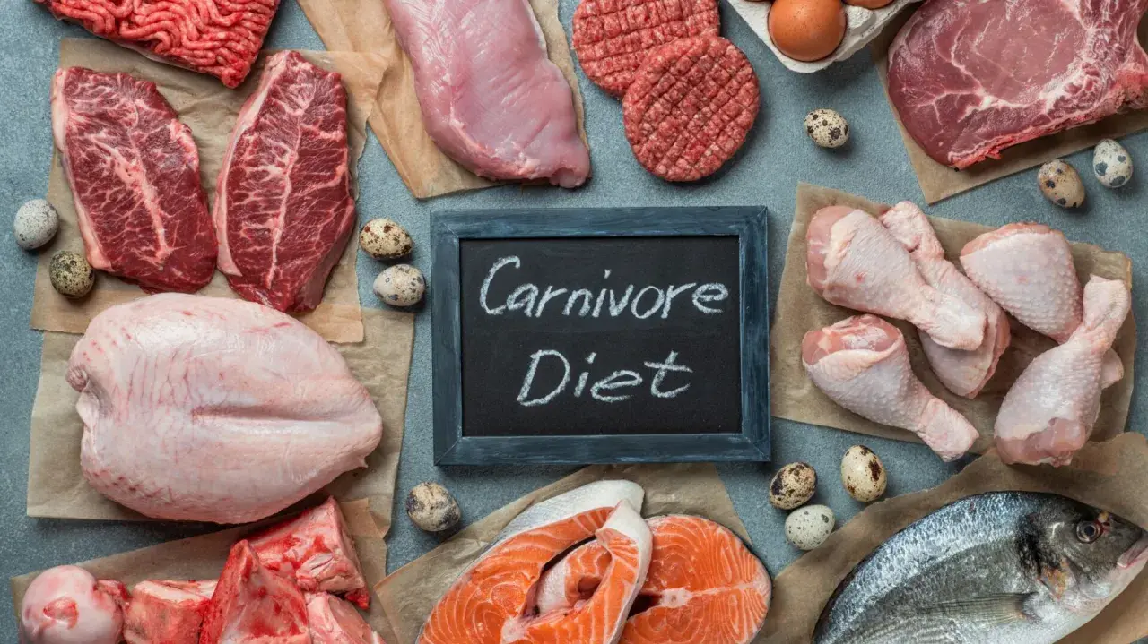 Dieta carnivore: efekty jedzenia samej wołowiny przez miesiąc. Na zdjęciu różnorodne mięsa, ryby, jaja i tabliczka z napisem "Carnivore Diet".