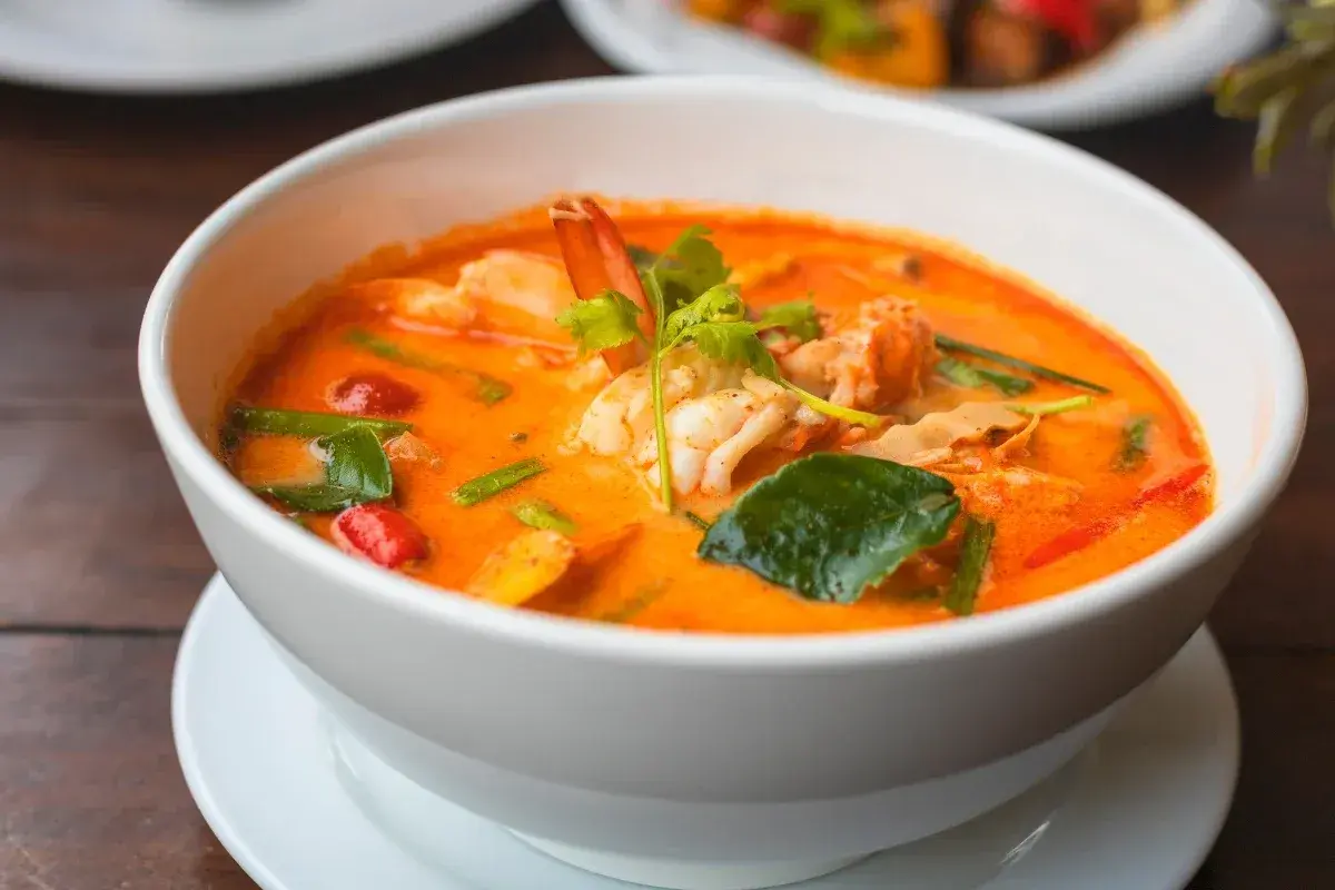 Aromatyczne curry z krewetkami, z liśćmi limonki kaffir. Czym zastąpić liść kaffiru w azjatyckich curry?