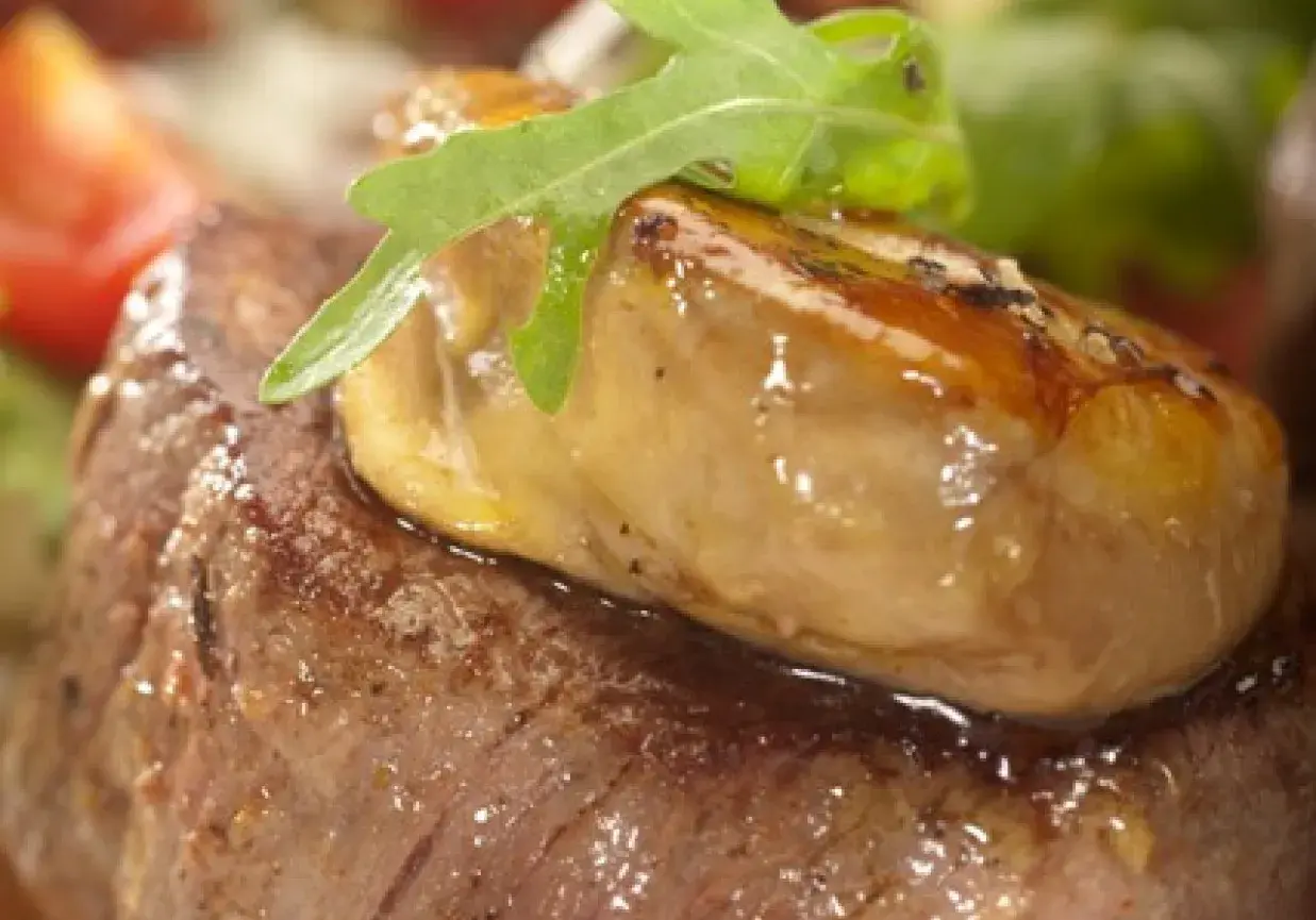 Polędwica wołowa z pieprzem zielonym, klasyczny przepis restauracyjny. Soczysty stek z pieczarką i rukolą.