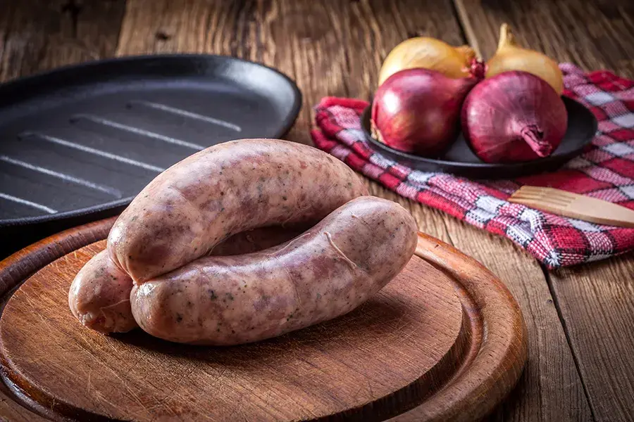 Czym się różni biała kiełbasa od zwykłej? Odkryj kluczowe różnice