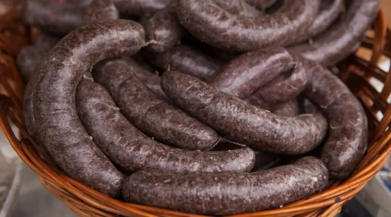 Kaszanka w koszyku z wikliny, gotowa do przyprawienia.