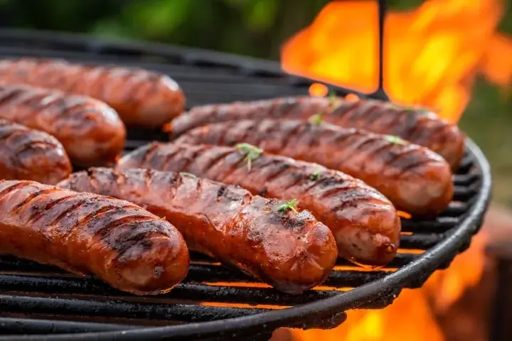 Jaka kiełbasa na ognisko? Wybierz najlepsze smaki na grilla