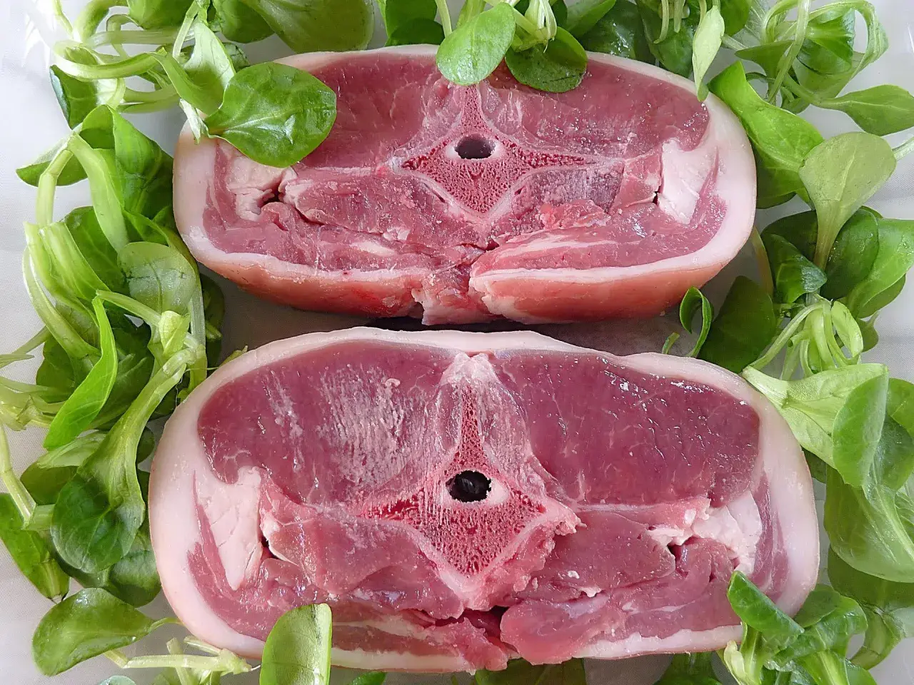 W jakiej temperaturze piec jagnięcinę, aby uniknąć suchego mięsa?