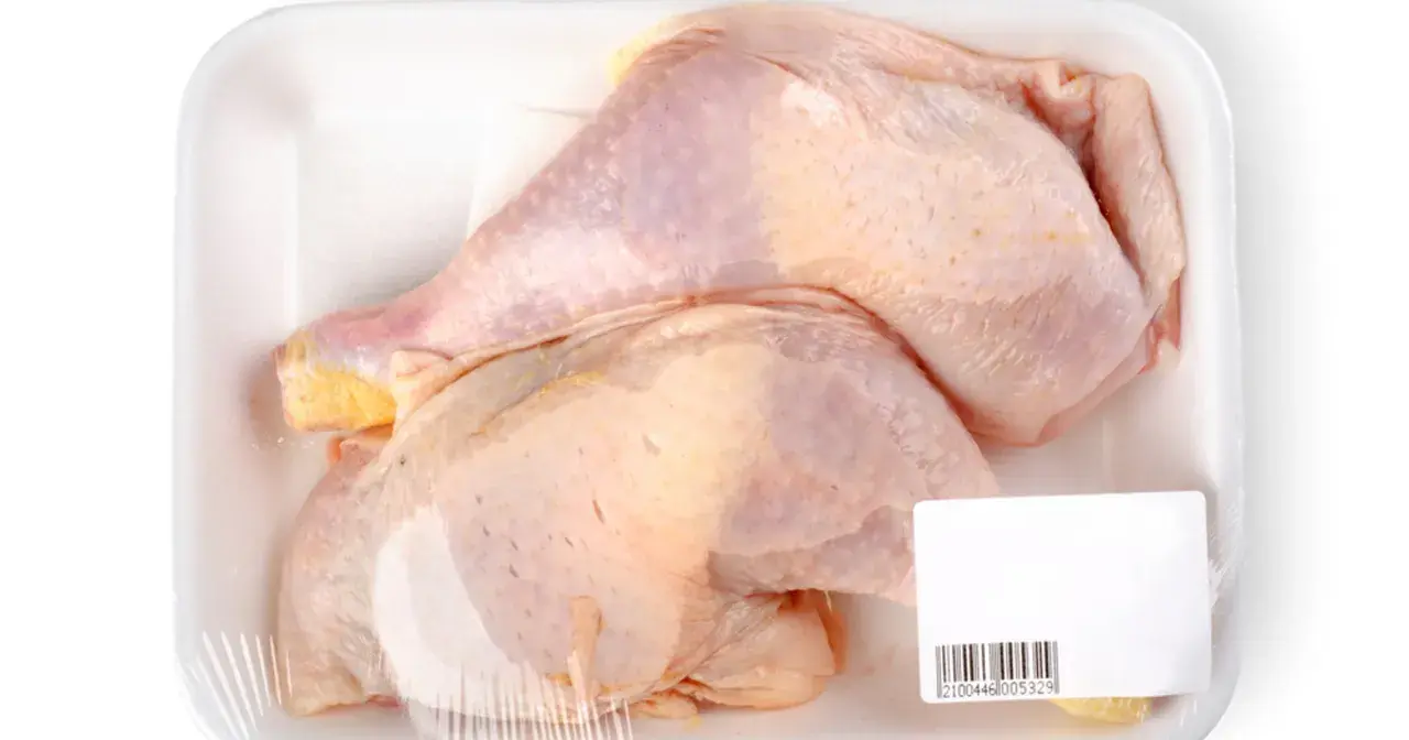 Surowe mięso drobiowe w opakowaniu. Pamiętaj, że w jakiej temperaturze ginie salmonella i campylobacter w mięsie drobiowym, by uniknąć zatrucia.