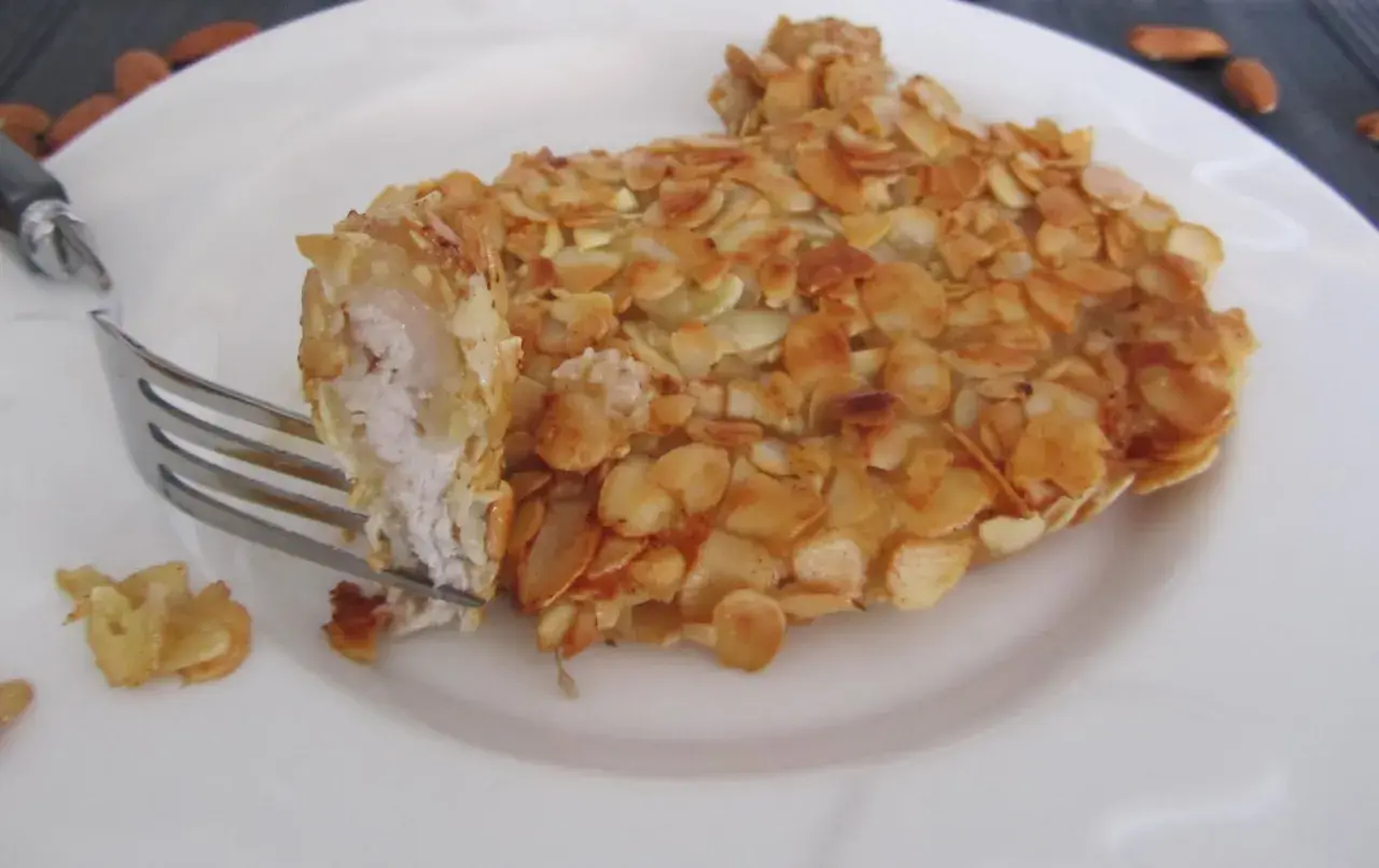 Kotlet panierowany w płatkach migdałów, idealny jako zamiennik jajka w panierce do mięsa w przypadku silnej alergii.